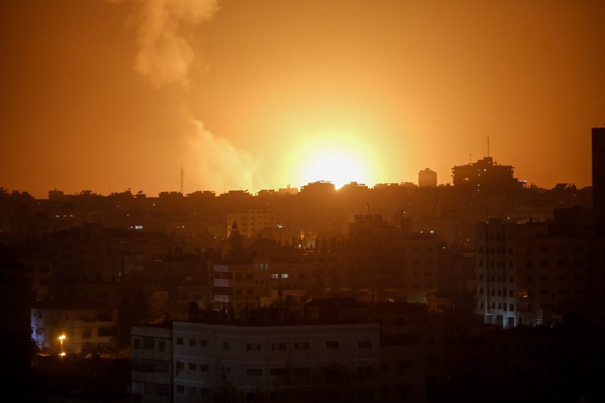 Les avions de combat israéliens frappent des sites et des terres à Gaza