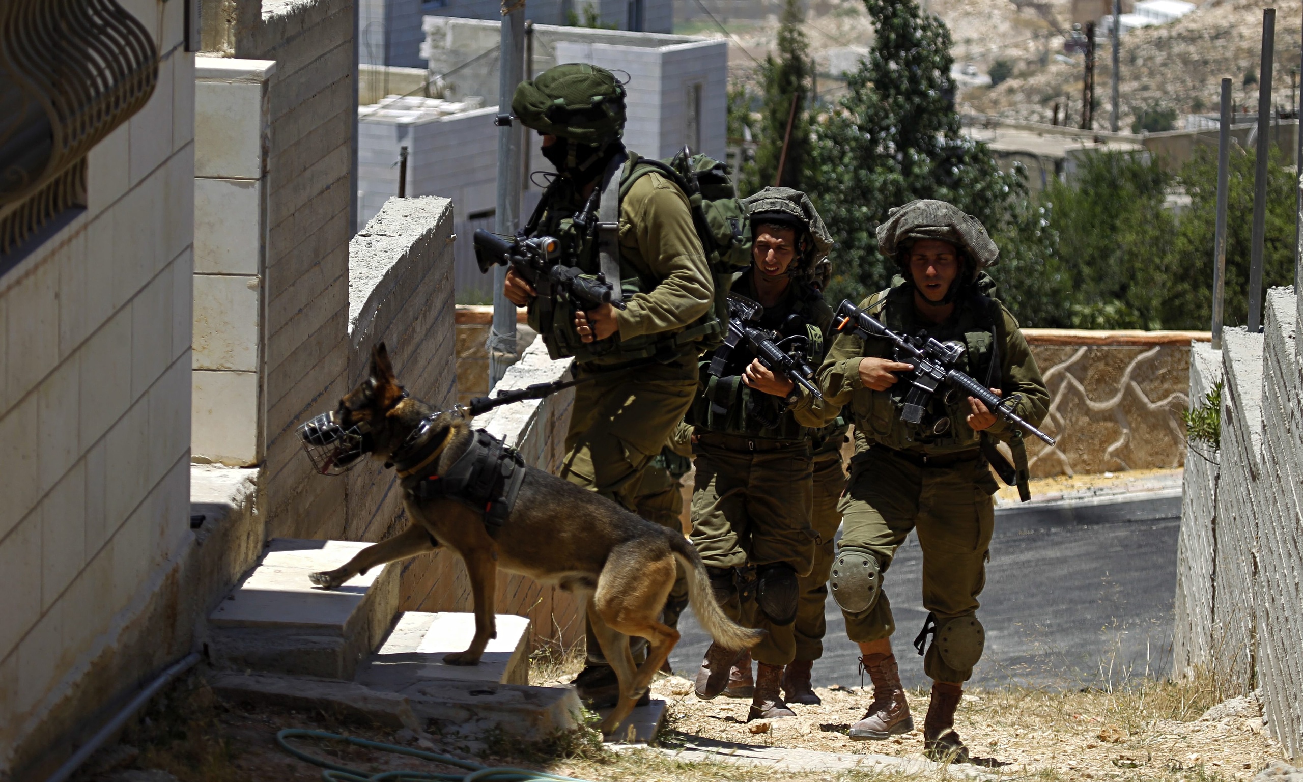 Les forces d’occupation attaquent trois maisons palestiniennes à Bethléem