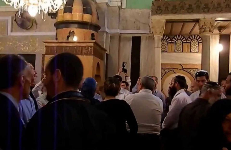 Des centaines de colons prennent d’assaut la mosquée Ibrahimi