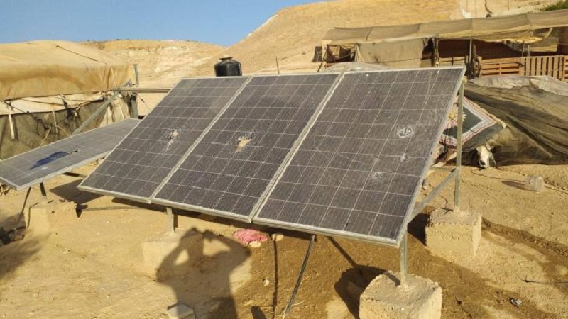 Les colons endommagent les cellules solaires à Khirbat Al-Farisya dans la vallée du Jourdain 