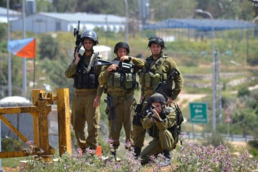 Sur les barrages militaires, les soldats israéliens humilient et harcèlent délibérément les citoyens Palestiniens