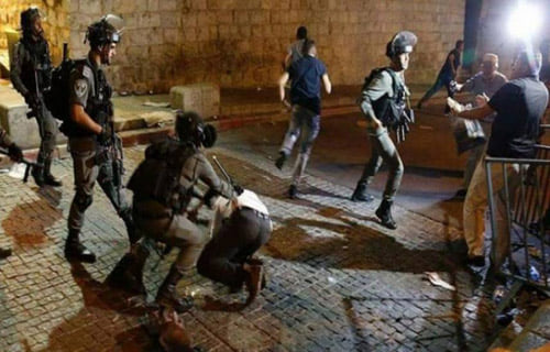 La police israélienne arrête un Palestinien à la porte de Damas à Jérusalem occupée