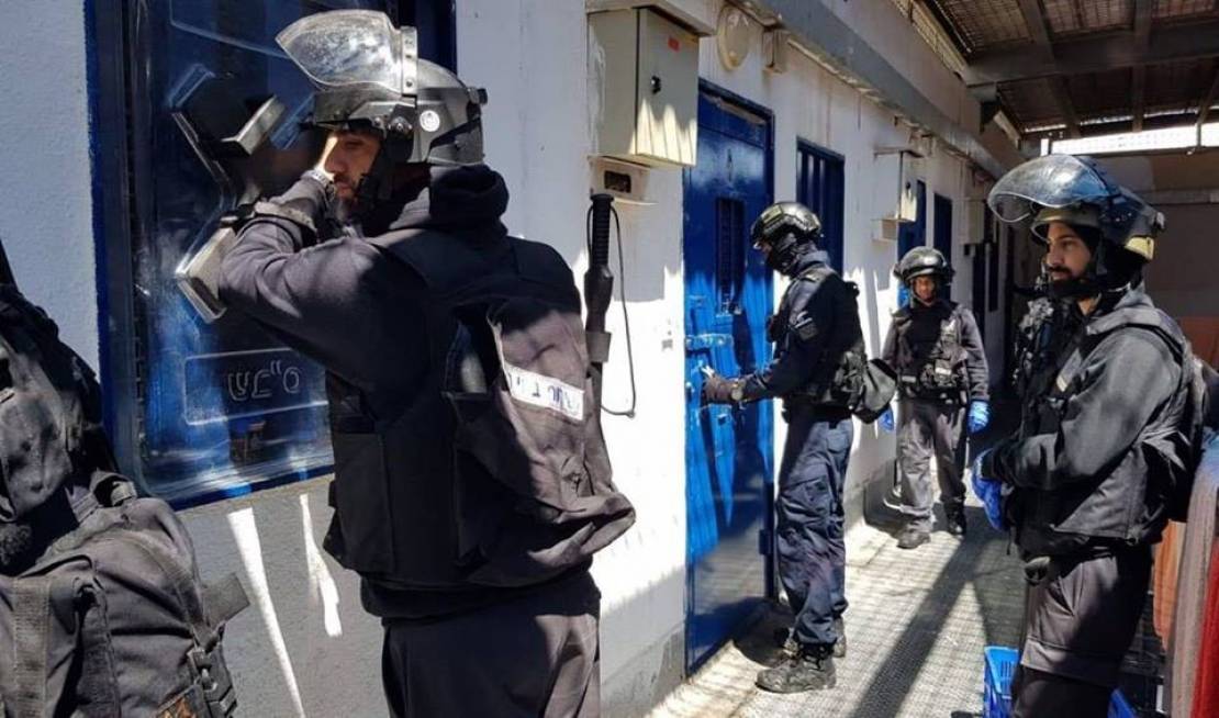 Les unités de répression perquisitionnent une section à ‘Ofer’ et agressent les prisonniers   