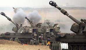 L'artillerie de l'occupation israélienne bombarde la ville d'Abasan Al Kabira au sud de la bande de Gaza.