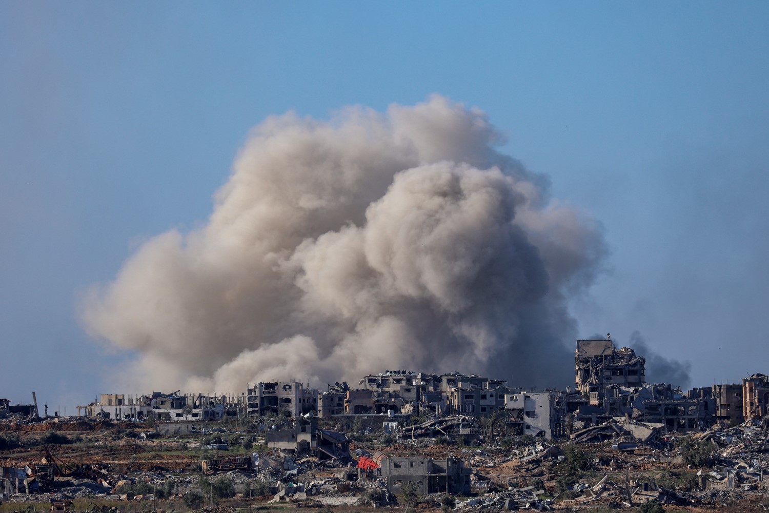 Cinq martyrs et de nombreux blessés dans de frappes israéliennes sur Jabaliya et Deir Al-Balah 
