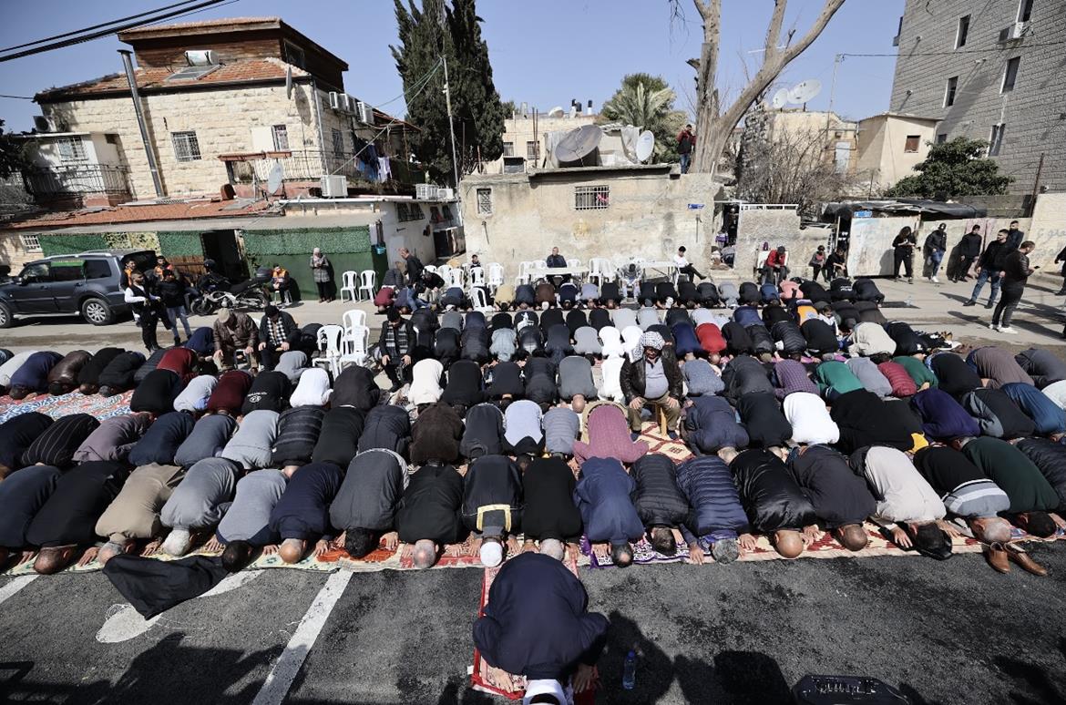 Pour soutenir ses habitants, des Jérusalemites accomplissent la prière du vendredi dans le quartier de Sheikh Jarrah
