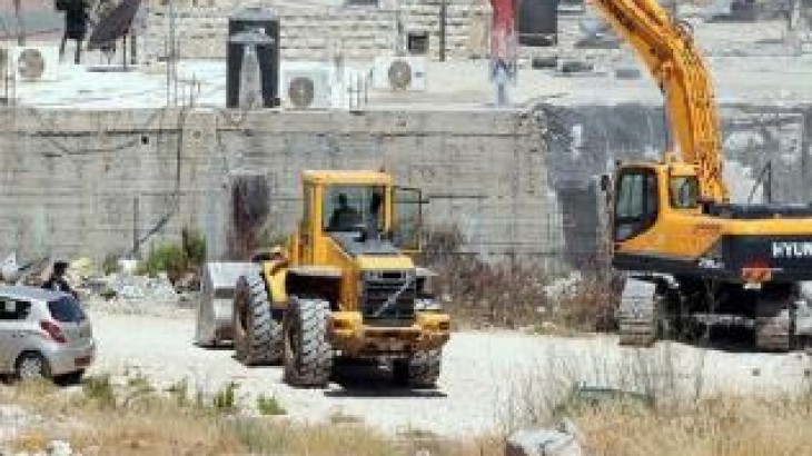 L'occupation démolit un mur et notifie de démolir d'autres installations à Jérusalem