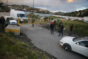 Pour assurer la protection aux colons, les forces d'occupation bloquent une rue en Cisjordanie