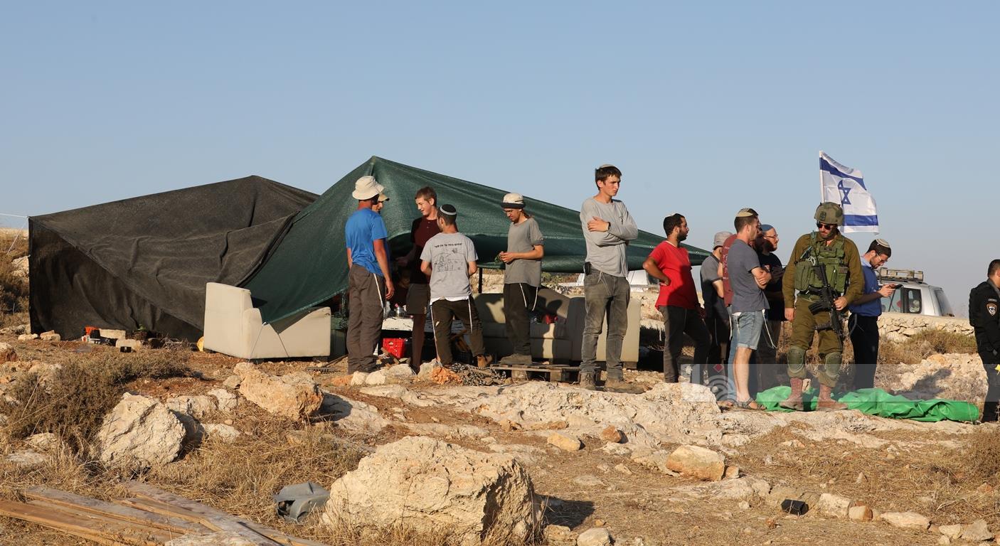 Colonisation rampante: Des colons installent une tente près des habitations palestiniennes à Khirbet Samra