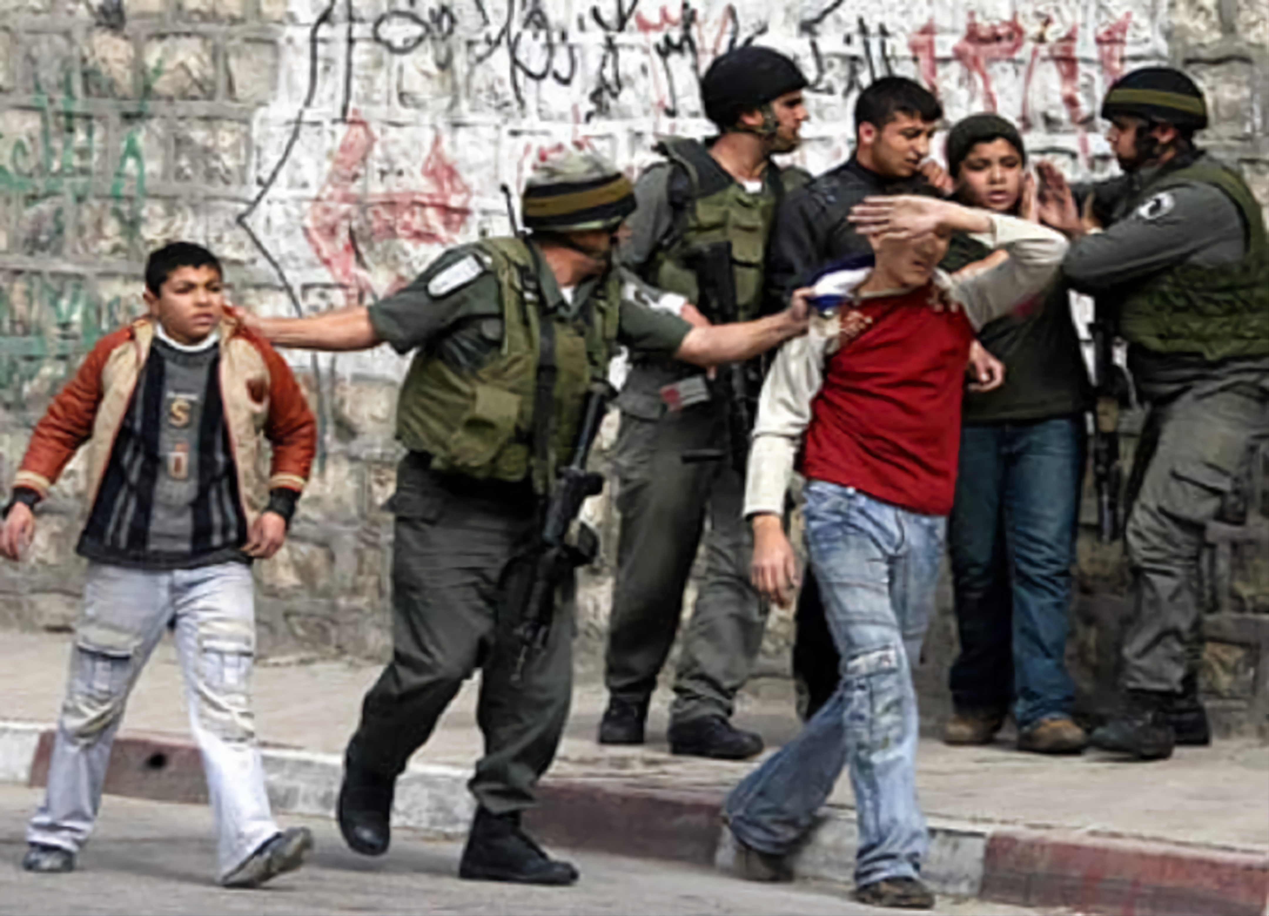 Les forces d'occupation enlèvent des enfants palestiniens au nord de Bethléem