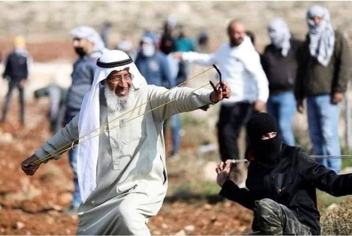 Un vieillard parmi des citoyens capturés par les forces d’occupation en Cisjordanie