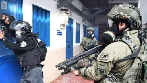 Les forces de répression israéliennes prennent d’assaut la section d’enfants dans la prison d’Ofer