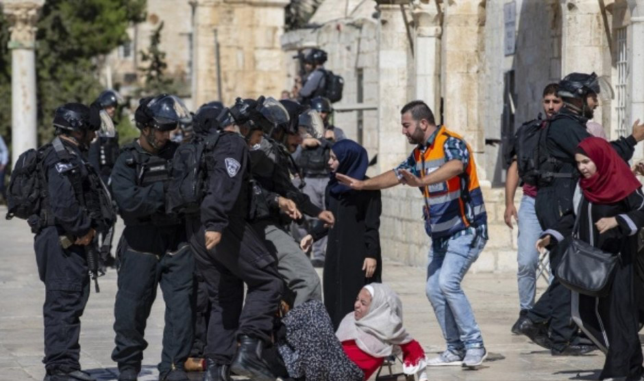 Les forces d’occupation israéliennes arrêtent deux femmes Palestiniennes à la mosquée Al-Aqsa