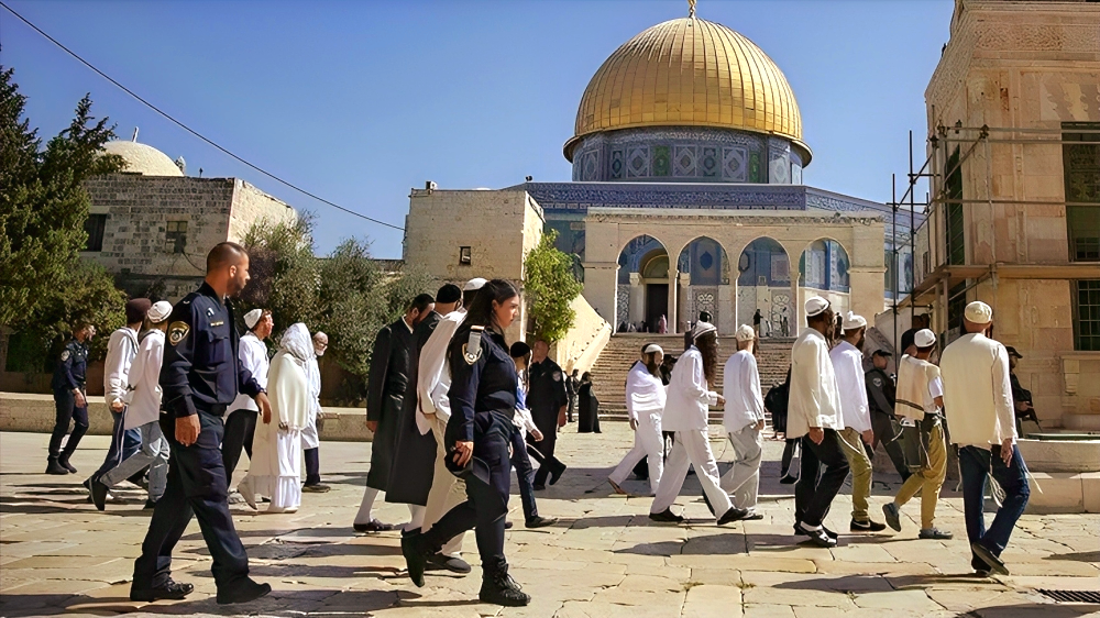 Des dizaines de colonialistes israéliens font irruption dans la mosquée d'Al-Aqsa 