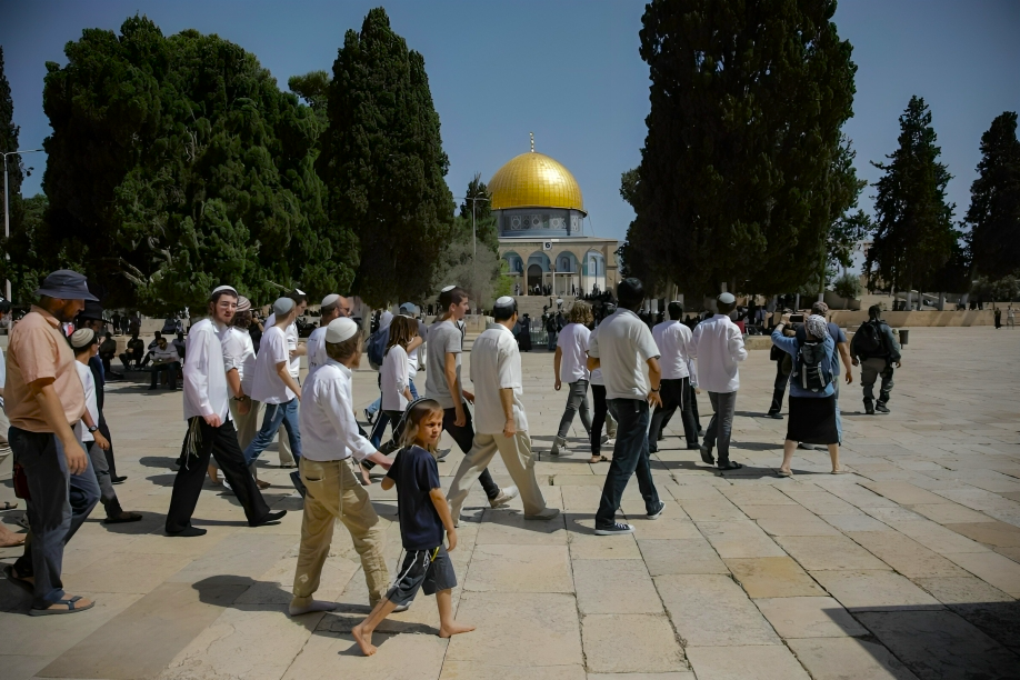 Des dizaines de colons prennent d'assaut Al-Aqsa