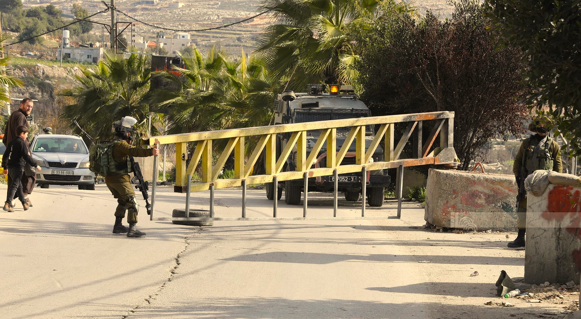 L’armée israélienne ferme l'entrée d'un village à Ramallah et restreint les déplacements