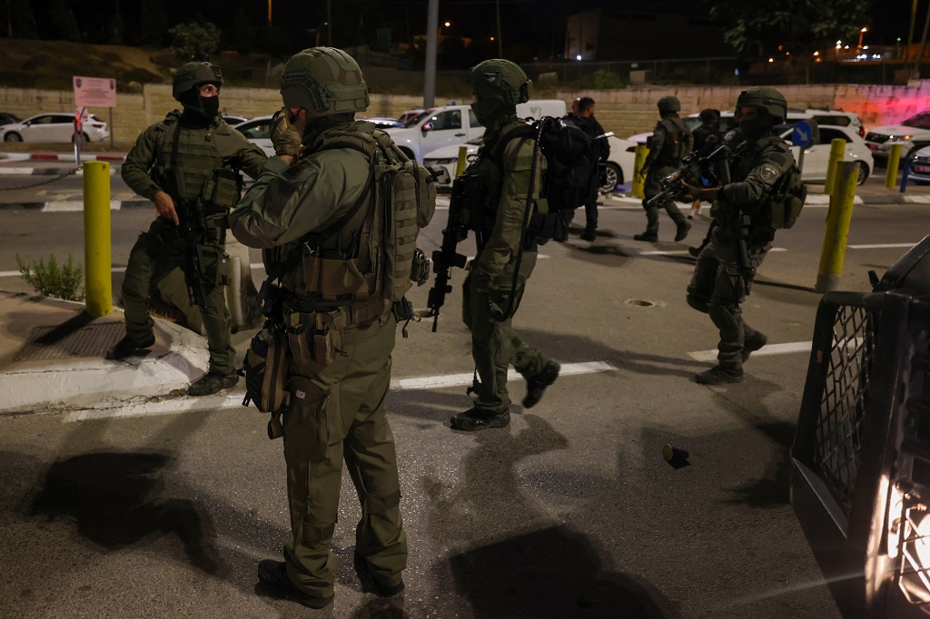 Les forces d’occupation israéliennes blessent plusieurs Palestiniens près de Jérusalem