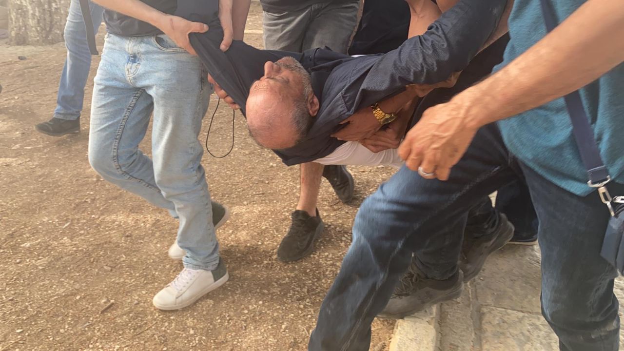 Des dizaines de blessés dans la répression de la police israélienne qui a pris d'assaut la mosquée Al-Aqsa