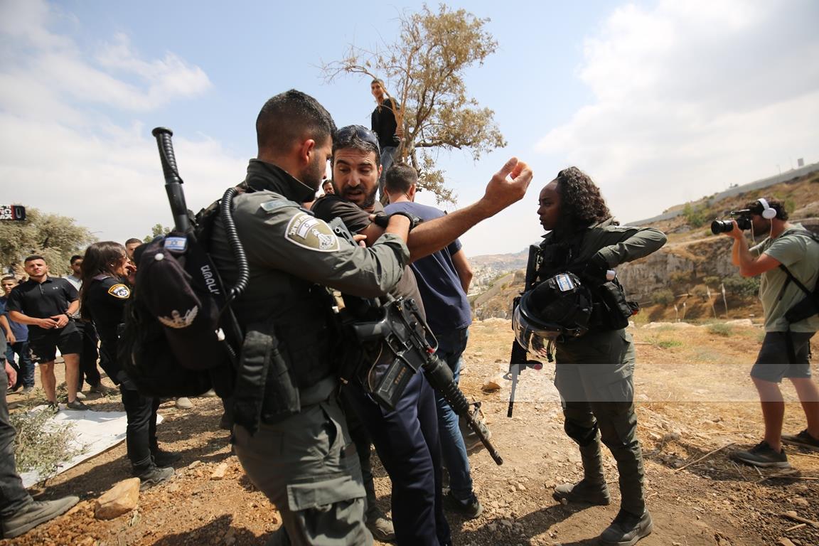 Les soldats israéliens attaquent des cueilleurs d'olives à l'est de Naplouse