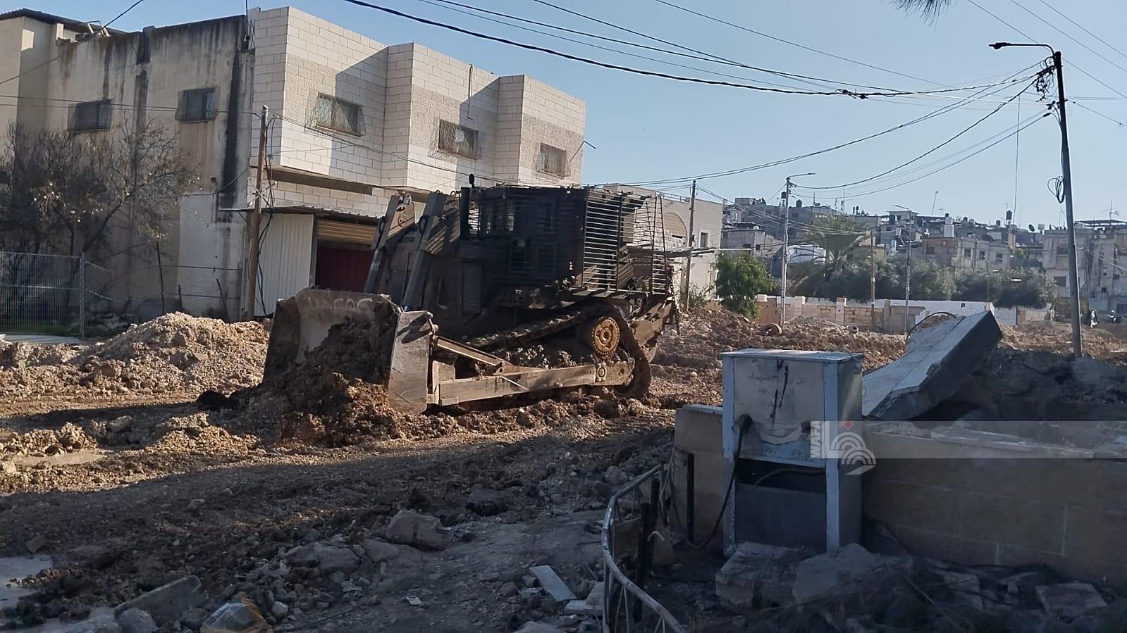 L'occupation poursuit son agression contre la ville de Tulkarem et son camp : un martyr, des bombardements de maisons et déplacement de habitants