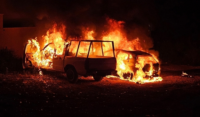 Des colons extrémistes incendient des véhicules et gribouillent des slogans racistes à Kafr Qasim 