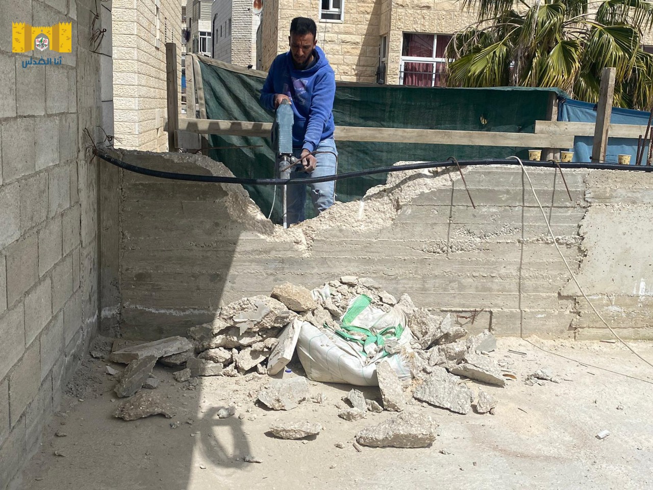 Un Palestinien forcé par la municipalité de l’occupation de détruire sa maison à Jérusalem