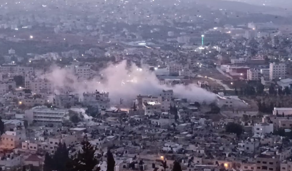 L'occupation israélienne explose la maison de la famille du martyr Abdel Fattah Kharousha dans le camp d'Askar