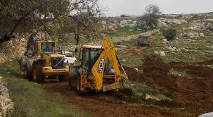 Les forces d’occupation israéliennes rasent des terres près de Salfit