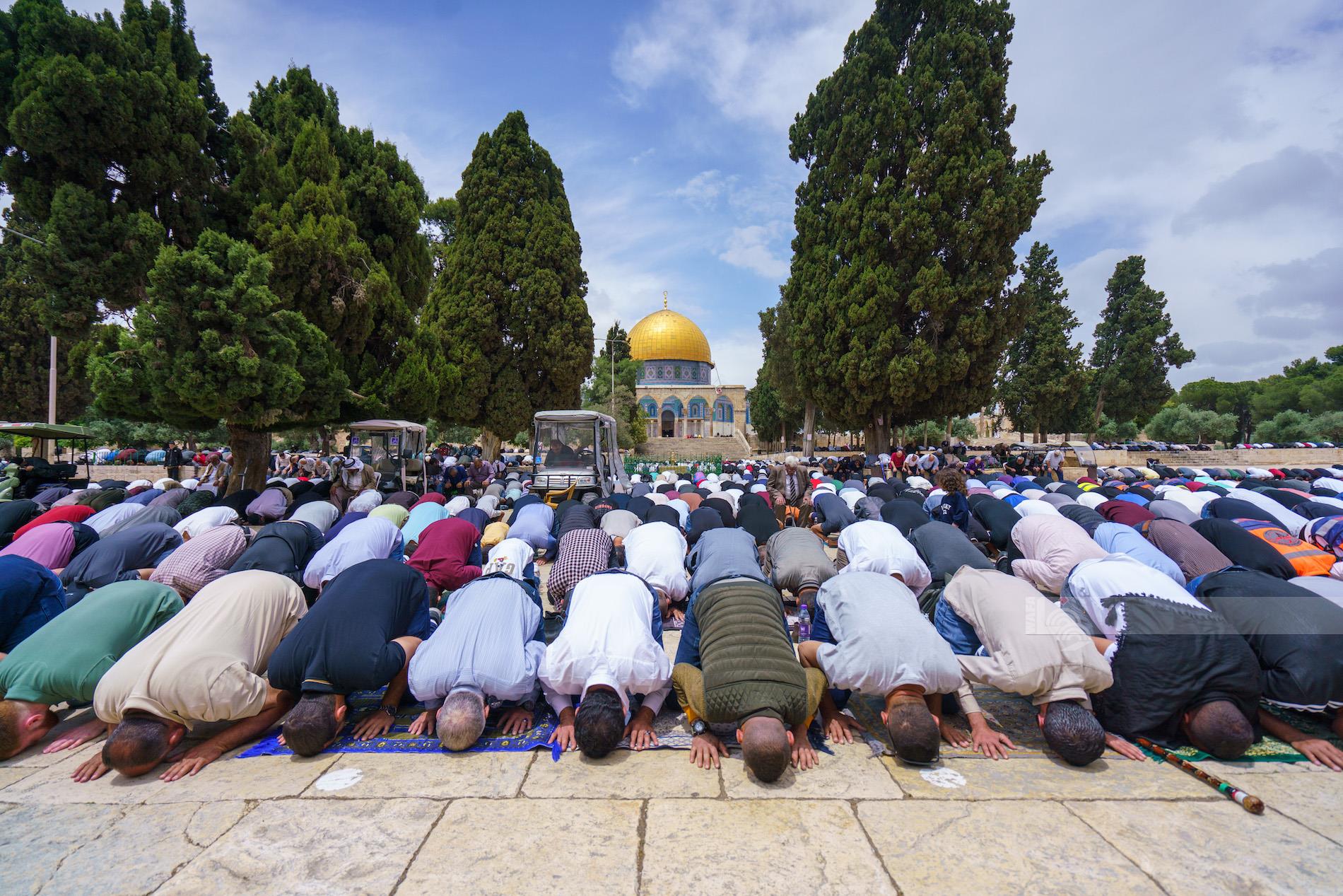 50 000 personnes accomplissent la prière du vendredi à la mosquée Al-Aqsa malgré les restrictions israéliennes