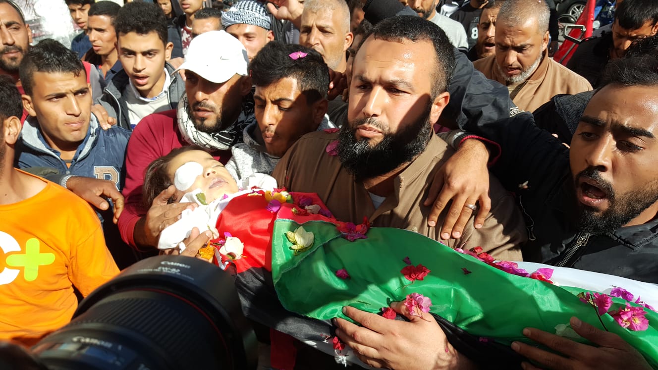 Une fillette et un vieil homme tombent en martyre lors d’un bombardement israélien au centre de Gaza