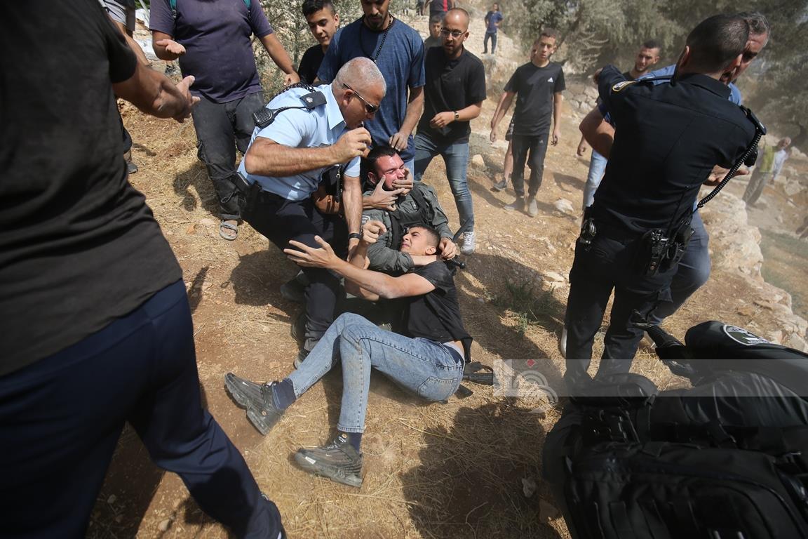 La police israélienne attaque les cueilleurs d'olive dans les terres du Wadi Rababa à Jérusalem