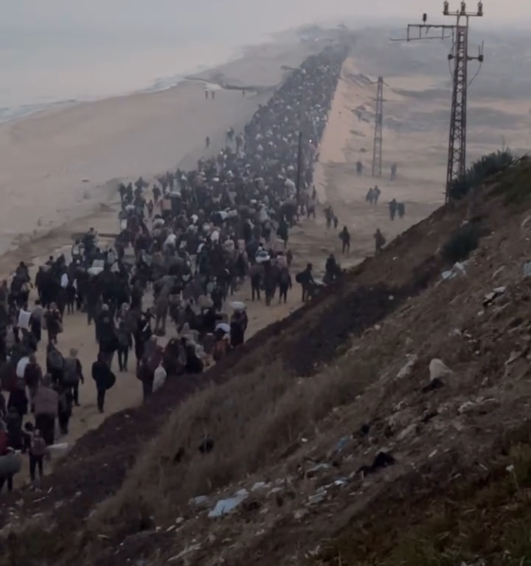 Des milliers de personnes déplacées commencent à rentrer dans le nord de la bande de Gaza via la rue Al-Rashid