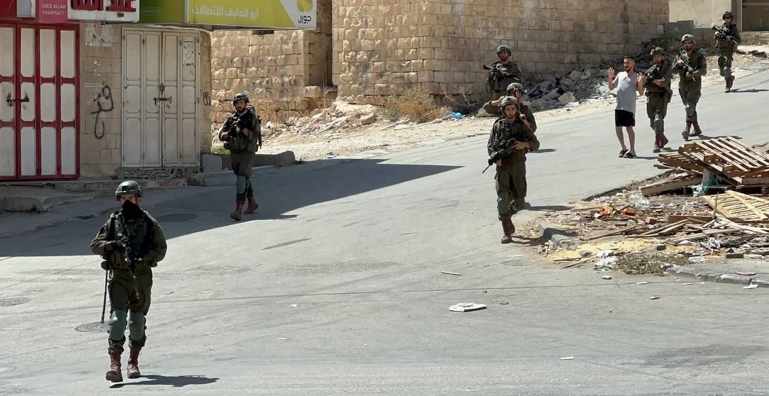 Les soldats israéliens détiennent et battent un jeune Palestinien ayant des besoins spéciaux