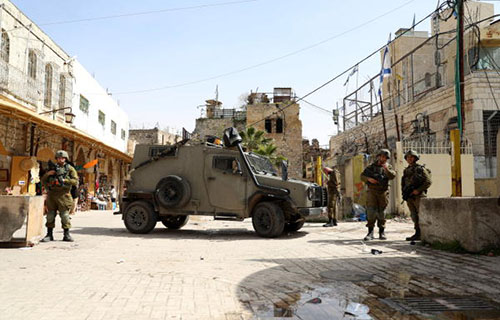 Les forces d’occupation israéliennes arrêtent deux Palestiniens à Hébron