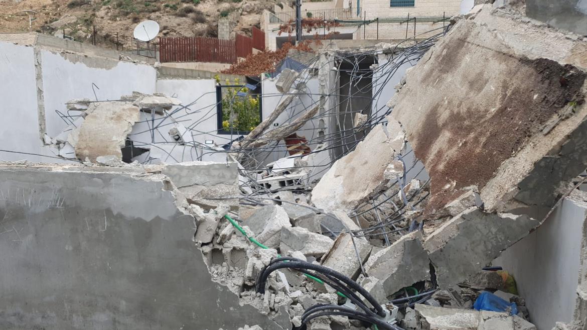 L’occupation oblige un Palestinien de détruire son installation commerciale à Shufat  