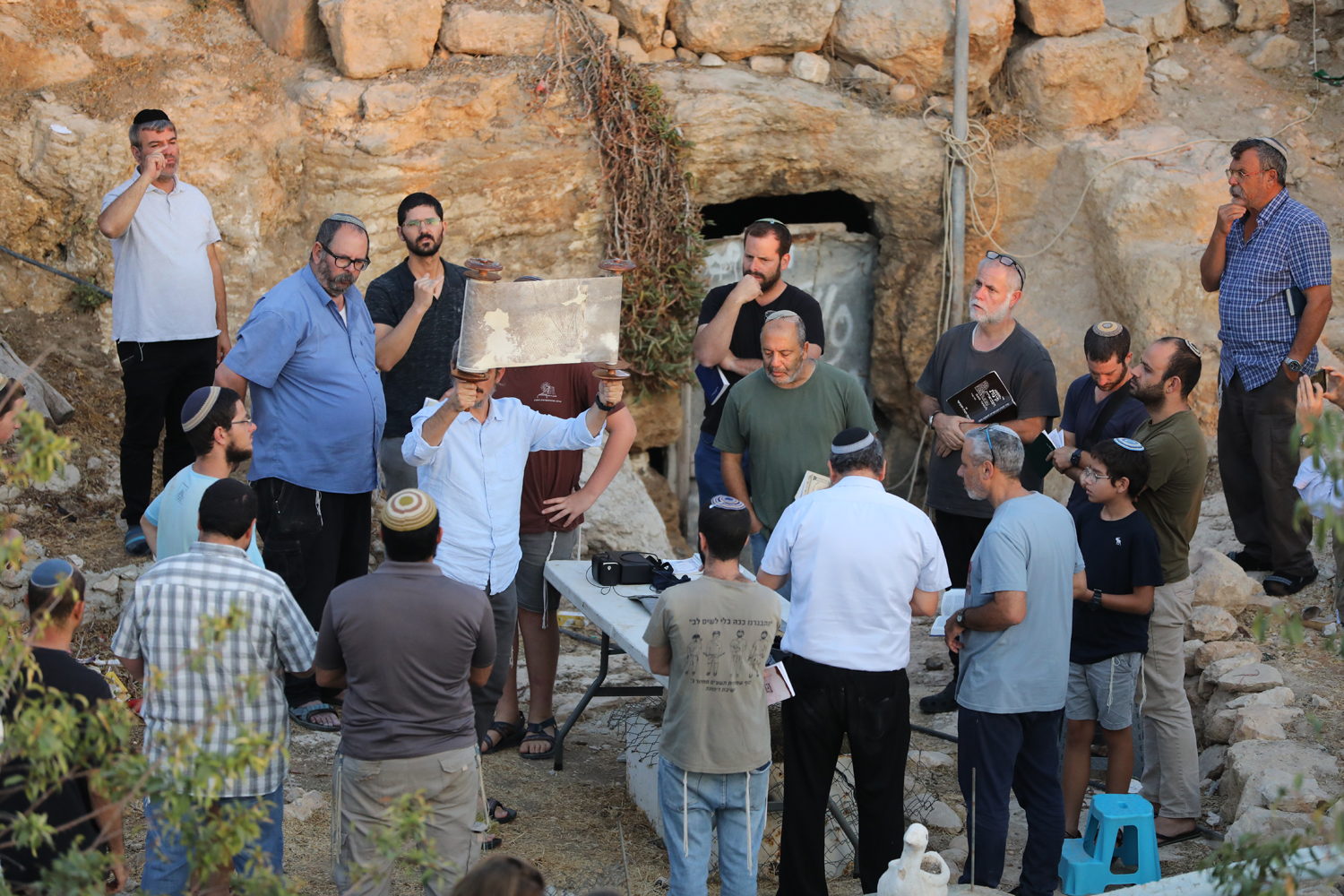 Des colons israéliens prennent d'assaut un site archéologique à Hébron