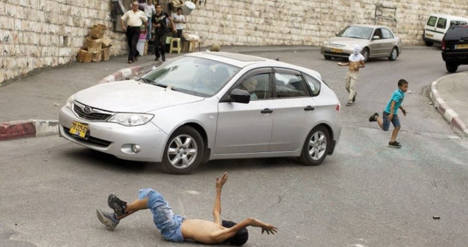 Un colon reverse un jeune Palestinien à Jérusalem occupée