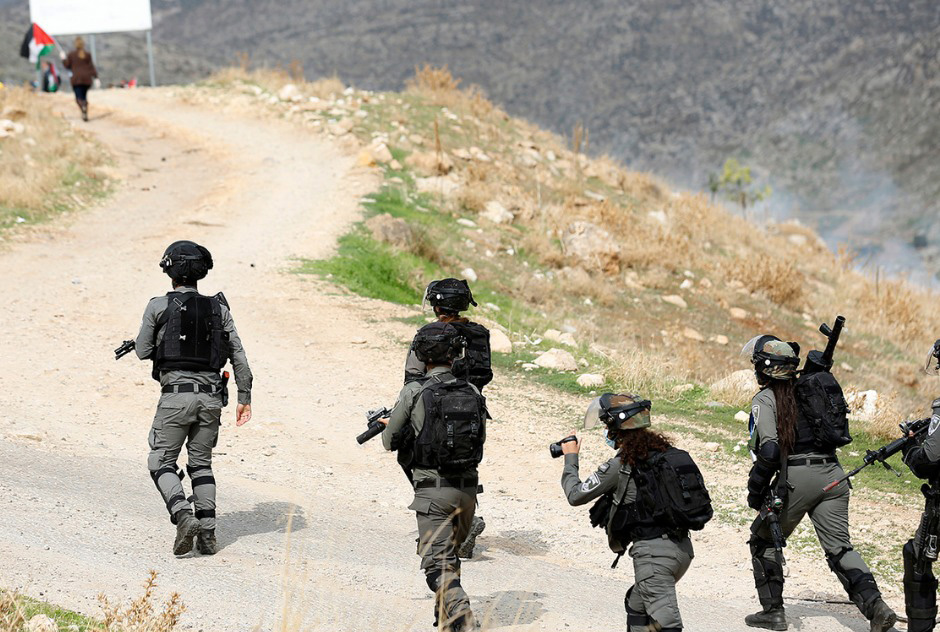 Les forces d’occupation israéliennes obligent des Palestiniens à quitter leurs terres près d’Hébron