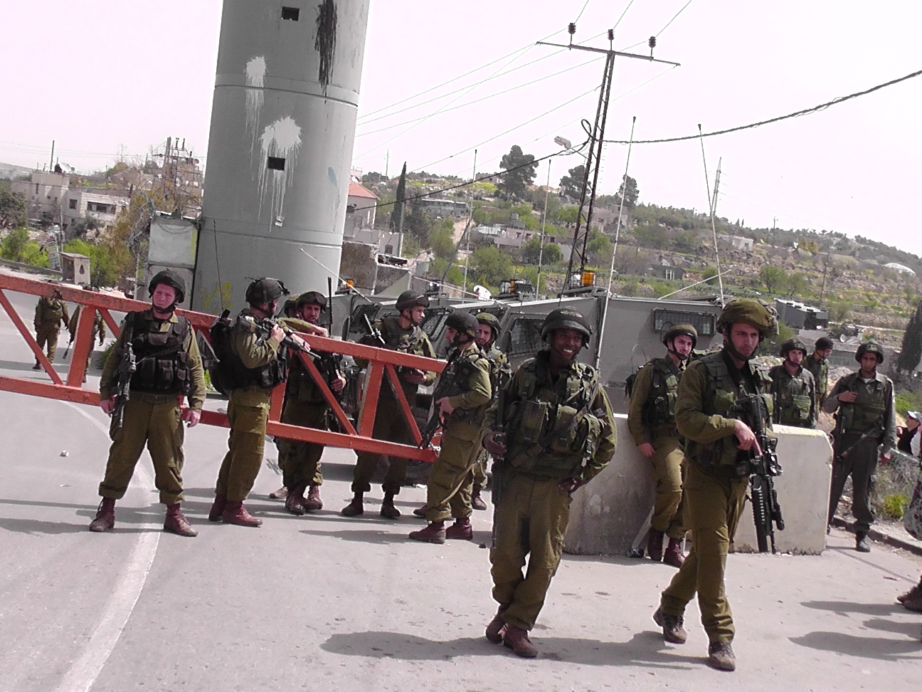 L'occupation ferme une route au sud-est de Tulkarem, et prend d'assaut l'école de garçons Tuqu', au sud-est de Bethléem