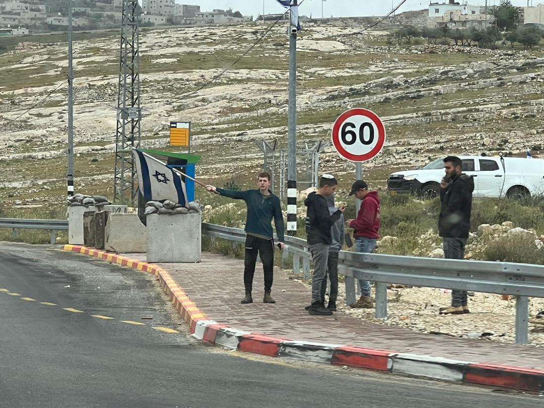 Des colons israéliens vandalisent sur la rue de Tqu’ près de Bethléem