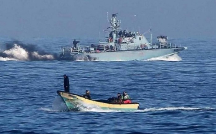 Les vedettes de l’occupation ciblent les bateaux des pêcheurs palestiniens dans la mer de Gaza  