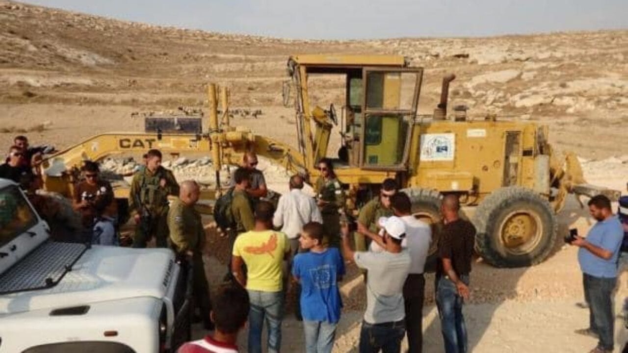 Les forces d’occupation israéliennes saisissent un bulldozer près d’Hébron