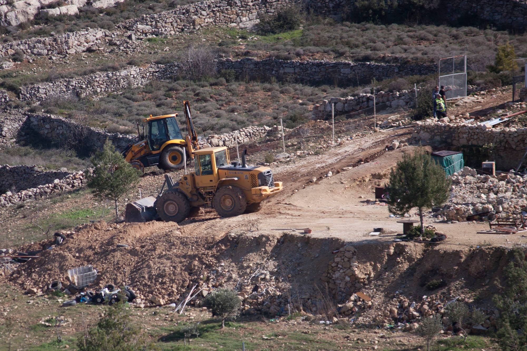 Les forces d’occupation détruisent des structures appartenant à des Palestiniens en Cisjordanie