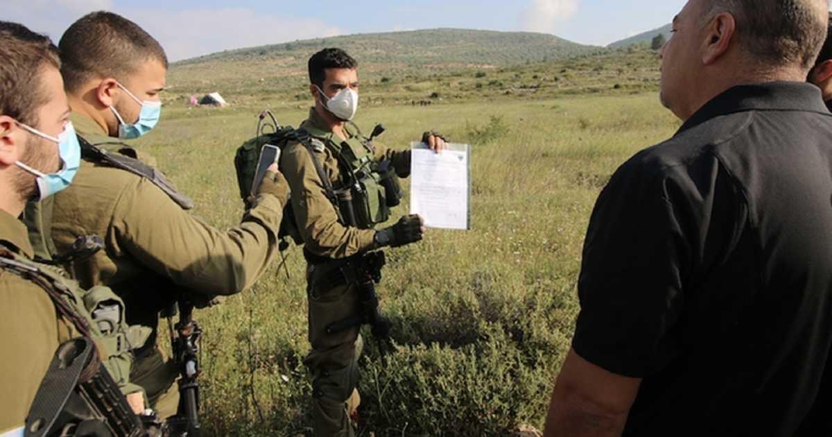 Les forces d’occupation notifient à un citoyen d’enlever une clôture de sa terre dans la vallée du Jourdain