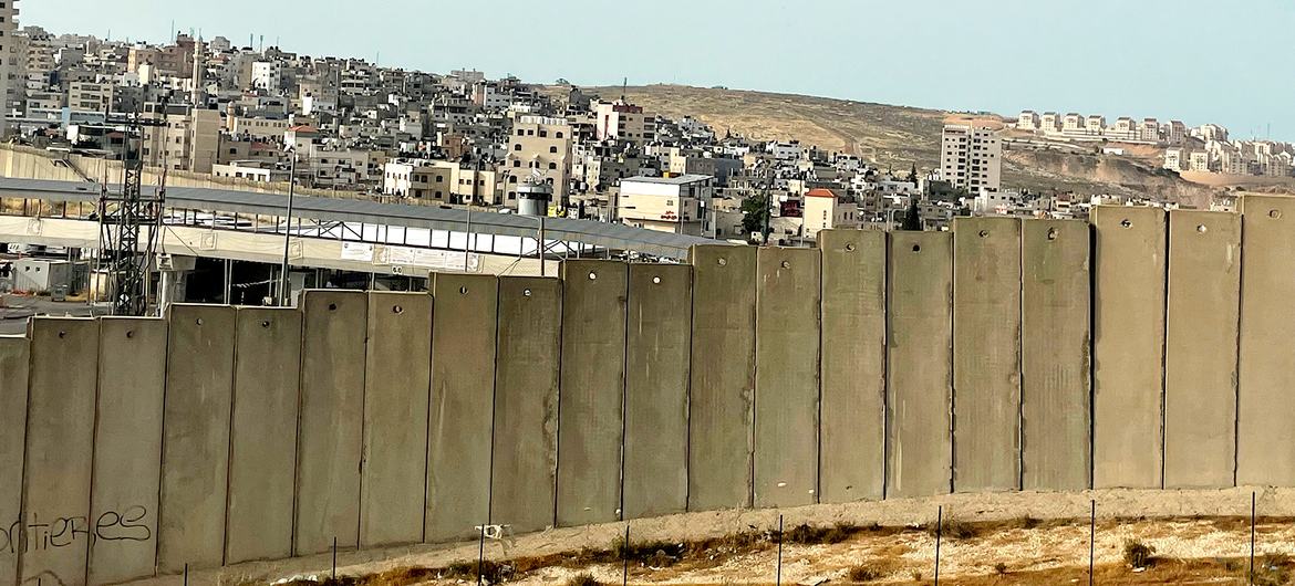 Jénine : l’occupation commence à construire des parties du mur apartheid  