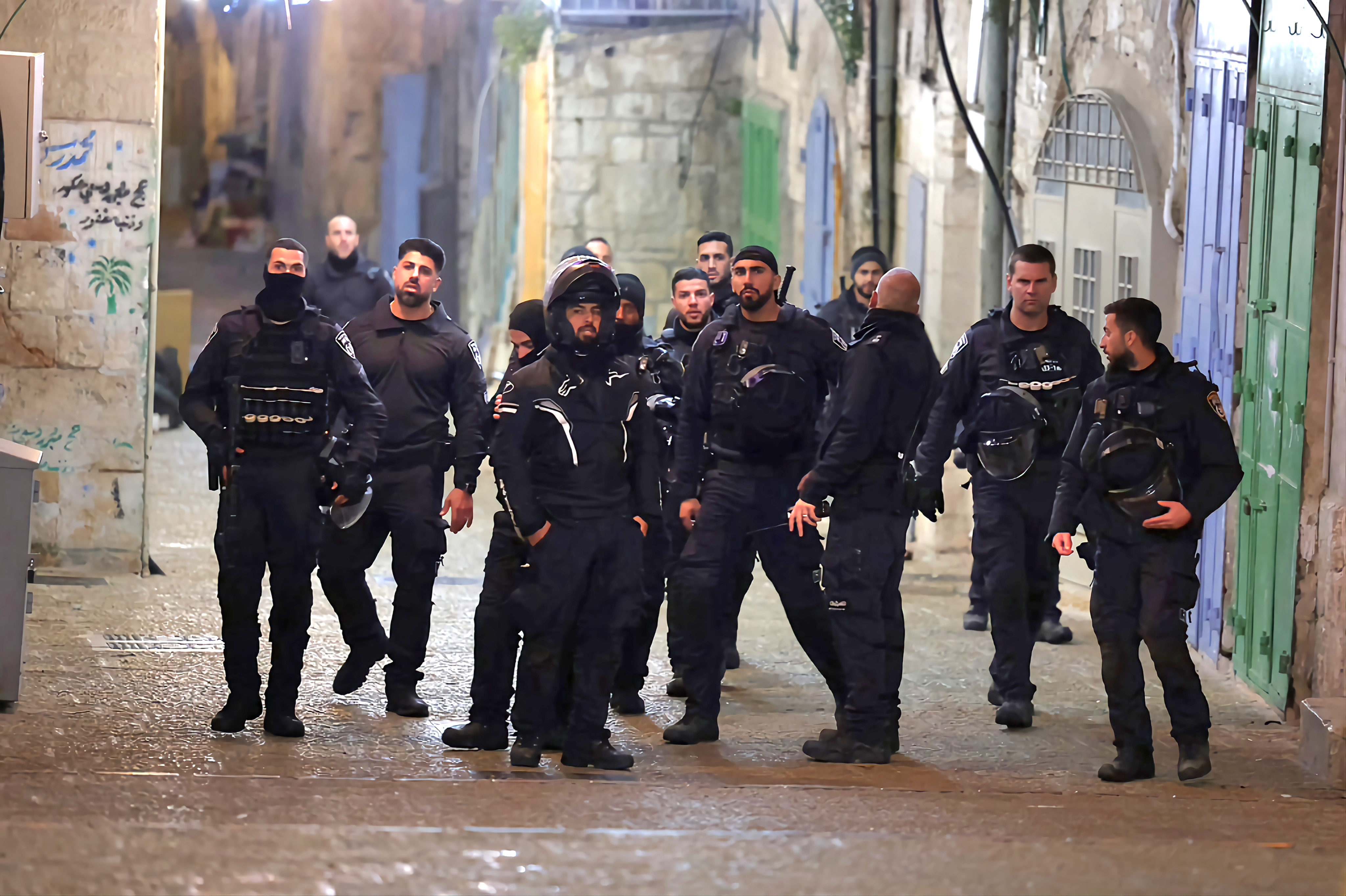 Mise à jour : Les forces d’occupation attaquent les fidèles dans la mosquée d’Al-Aqsa