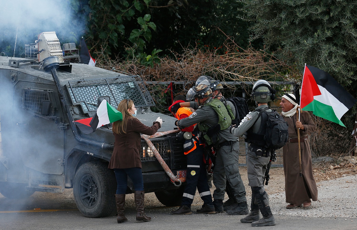 Un citoyen blessé et un ambulancier arrêté lors de la répression par l’occupation d’une marche pacifique à Ramallah