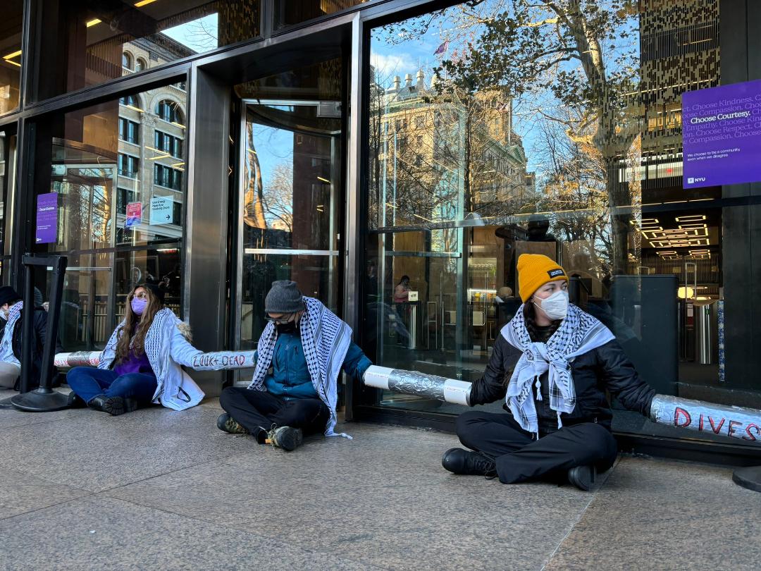  Des étudiants et des professeurs ferment une bibliothèque de l'université de New York pour protester contre l'agression contre Gaza 