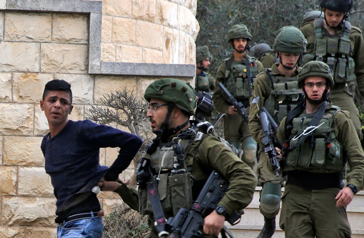 Les forces d’occupation capturent un enfant et un jeune et convoquent un activiste