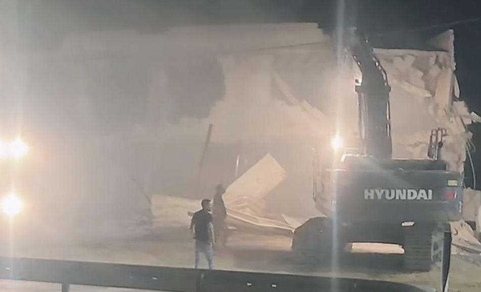 L'armée israélienne démolit un bâtiment en construction au nord de Jéricho.